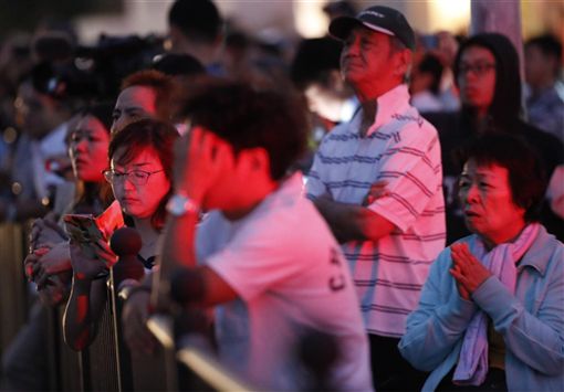 位于日本南部冲绳的世界文化遗产“首里城”宫殿31日清晨发生大火,当地市民关注火灾情况。(中央社)