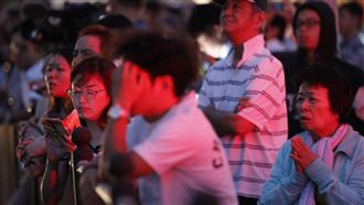 沖繩首里城火勢仍未滅　民眾難過流淚