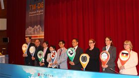 國家人權博物館舉辦台德人權教育工作坊國家人權博物館30日在台灣大學法律學院舉辦「台德人權教育工作坊」，邀請專業人士來台演講，館長陳俊宏（中）說，博物館未來將以文化角度，解釋轉型正義相關課題。中央社實習記者蕭惠敏攝　108年10月30日