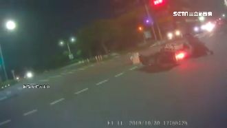 機車搶快闖紅燈　撞倒待轉女騎士