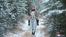 北韓領導人金正恩騎白馬登上北韓聖山白頭山，北韓中央通信社16日發布多張照片，搭配敘述浮誇的文字指出，金正恩的眼眸「閃耀著高貴的光芒」，並稱他駕白駒馳騁於白雪蒼茫之間。