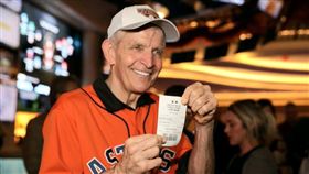 ▲休士頓富商麥金維爾（Jim McIngvale）下了近1200萬美金買太空人奪冠。（圖／翻攝自Scarlet Pearl Casino推特
）