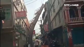 6級風一吹過…施工鷹架倒向對面民宅