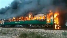（圖／翻攝自推特）巴基斯坦,火車,爆炸,瓦斯罐
