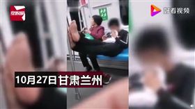 中國甘肅省蘭州市的地鐵日前發生一起沒有公德心的行為，一名男子在搭乘地鐵時竟然當眾脫鞋，直接把雙腳往欄杆靠，飄出超噁臭味瀰漫整個車廂，讓周圍的乘客紛紛走避，自己也被臭到掩住鼻子，後有忍無可忍的民眾上前規勸，卻遭這名缺德男子回嗆「關你什麼事」。（圖／翻攝自微博）