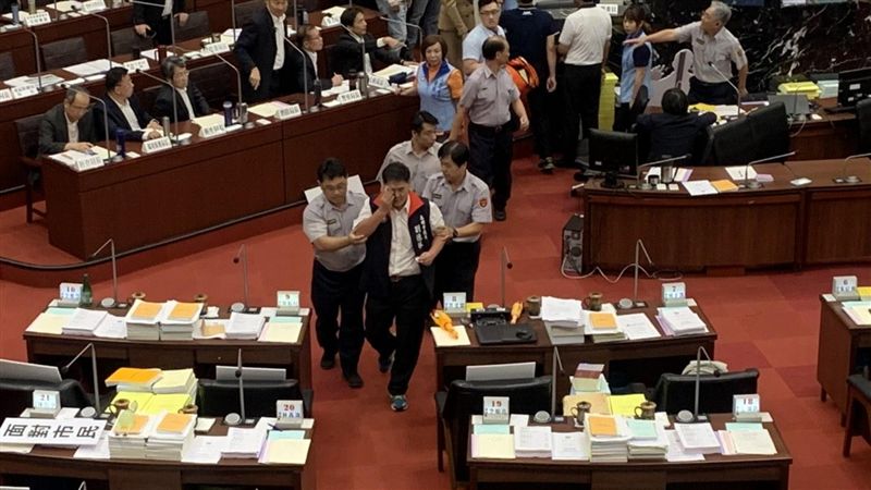 快訊／韓國瑜缺席！藍綠議員混戰濺血