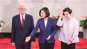 總統宣布APEC領袖代表（3）今年亞太經濟合作會議（APEC）經濟領袖會議，11月16、17日將在智利聖地牙哥舉行，總統蔡英文（中）14日上午宣布由台積電創辦人張忠謀（左）再度出任領袖代表。右為張忠謀妻子張淑芬。中央社記者吳家昇攝　108年10月14日