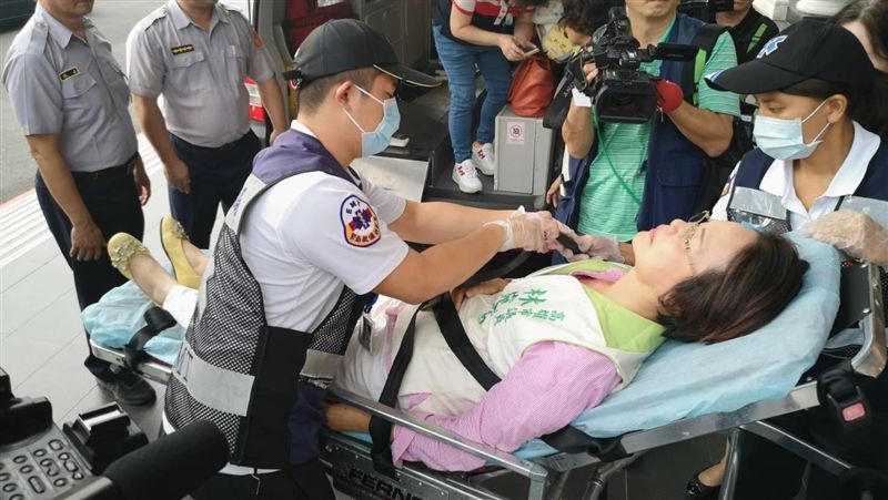 韓國瑜缺席爆扭打！綠議員狂吐送醫