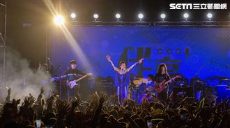 蕭敬騰唱到麥克風沒電！失控撕警告紙