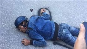 酒駕男車禍！姿勢詭異趴地不動…警認死亡卻突坐起：我在哪（圖／翻攝自臉書Clip Giải Trí）