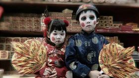 迎接萬聖節，有一名女網友把自己的一對兒女裝扮成「金童玉女」，獲得一票網友激讚。（圖／翻攝自爆怨公社）