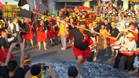 挑戰全台灣最大過火儀式 寶島神很大（節目截圖）