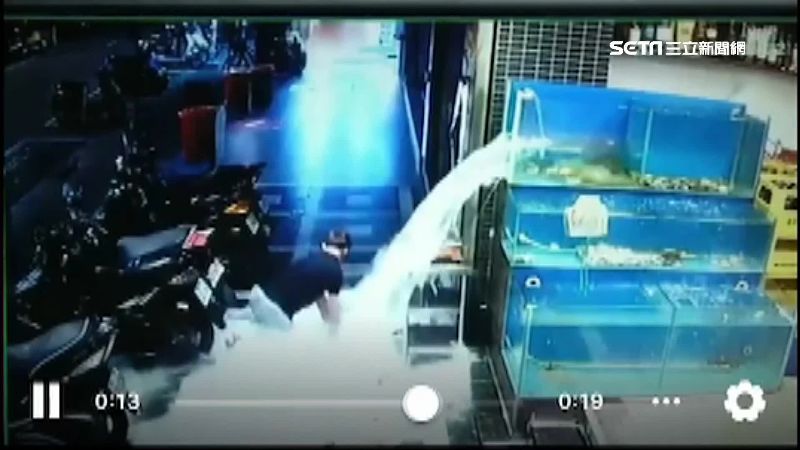 砸破水族箱噴泉湧出！惡煞慘摔狼狽逃