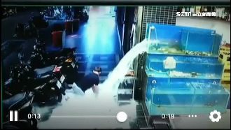 砸破水族箱噴泉湧出！惡煞慘摔狼狽逃