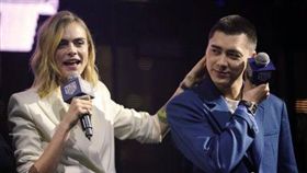 TAG Heuer泰格豪雅▲卡拉迪樂芬尼（Cara Delevingne）對李易峰使出「摸頭殺」。（圖／翻攝自微博）

