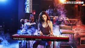 (愛貝克思提供)  廢系尤物孫尤安 讓顏社秒殺王 國蛋GorDoN獻聲 兩人高唱Drink -Drink- Drink