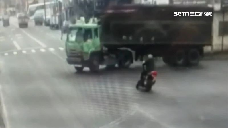 驚險！曳引車衝出…男子摔進車底縫隙