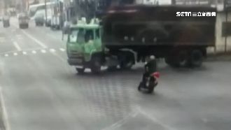 驚險！曳引車衝出…男子摔進車底縫隙