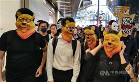 香港「反送中」網友趁著31日西洋萬聖節之際在晚間發起集會遊行，並戴著各式造型面具。中央社記者張謙香港攝　108年10月31日