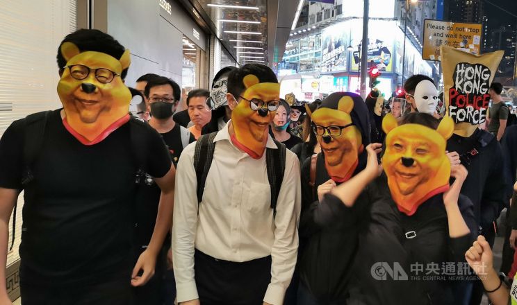 挑戰禁蒙面法！港民萬聖節戴面具遊行