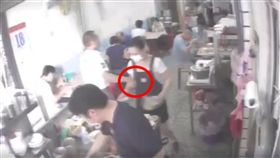 性騷擾,碰胸,刻意,無意,麵店,店員,客人,遞菜單