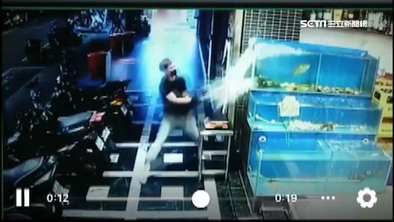 熱炒店魚缸遭砸破！老闆：前員工尋仇
