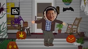 先前在劇中出現維尼、勞改等內容，諷刺中國政府思想審查、迫害人權，惹得當局很不爽而遭封殺的美國成人動畫《南方四賤客》，近日為了因應萬聖節，釋出特別版片頭，沒想到這次劇中人物直接戴上習近平面具，超狂彩蛋笑翻一票網友，大讚「這次連影射都懶」。（圖／翻攝自Tegridy Farms YouTube）