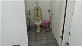 狠！宜蘭下暴雨　母將男嬰亂丟泳池公廁