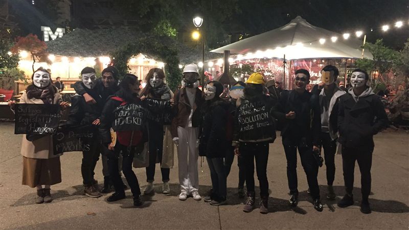 街頭挺港快閃！萬聖變裝抗議禁蒙面法