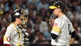 ▲千賀滉大、甲斐拓也拿下投捕金手套，寫下日職紀錄。（圖／翻攝自推特）