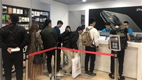 圖／三立新聞網,民眾搶買蘋果福利機