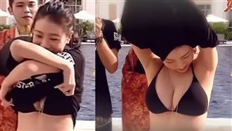 水中激戰烏龜翹　邵岱兒比基尼炸球