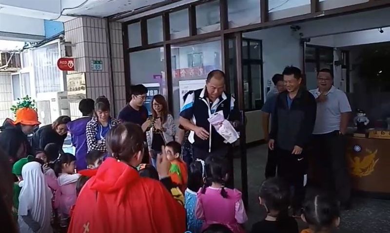 小童鬧金山警　萌喊：不給糖就搗蛋