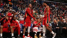 Jahlil Okafor與隊友們擊掌。（圖／翻攝自鵜鶘官方推特）