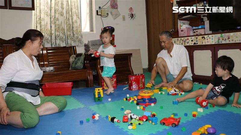 老爹樂當保母！他跟太太收托17幼兒