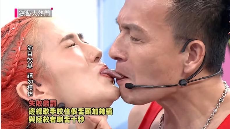 鐘哥舉「這根」喇舌！女神扭臀疊合