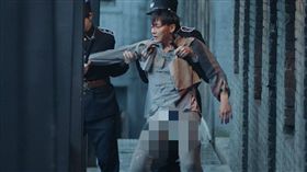 黃子韜新劇《熱血少年》中褲襠被扯破。（圖／翻攝自微博）