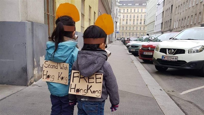 維也納驚見反送中！小姊弟被噴藍墨水