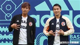 王維中、曾仁和體驗打擊練習場。（圖／記者王怡翔攝影）