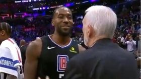 Kawhi Leonard與Popovich賽後相擁交談。（圖／翻攝自YouTube)
