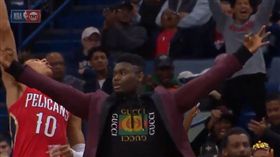 Williamson歡呼不慎誤擊隊友。（圖／翻攝自YouTube）