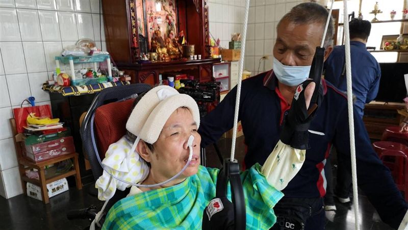董座違駕球車害桿弟成植物人判賠千萬