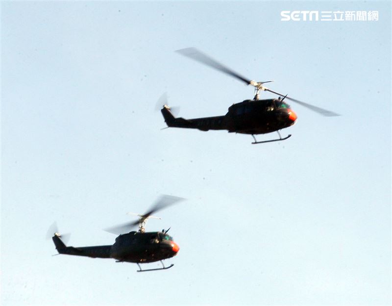 奮鬥將近50年的老戰友UH-1H直升機，正式卸下戎裝，為自己的服役生涯畫下了完美句點。。（記者邱榮吉/台中拍攝）