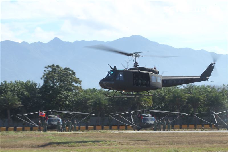 奮鬥將近50年的老戰友UH-1H直升機，正式卸下戎裝，為自己的服役生涯畫下了完美句點。。（記者邱榮吉/台中拍攝）