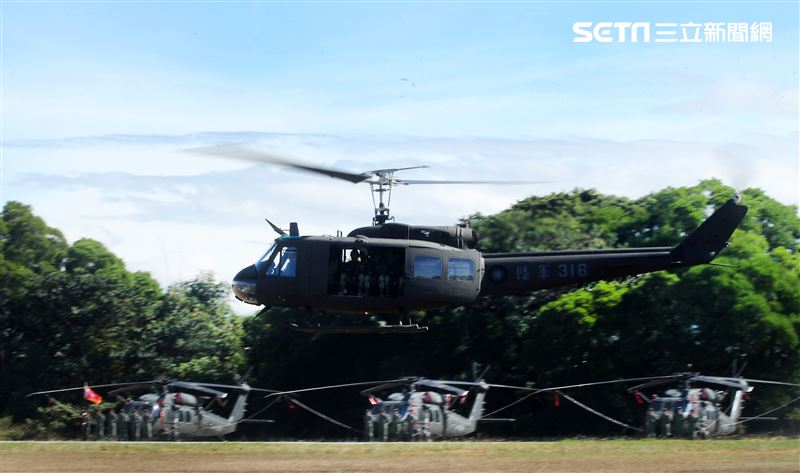 奮鬥將近50年的老戰友UH-1H直升機，正式卸下戎裝，為自己的服役生涯畫下了完美句點。。（記者邱榮吉/台中拍攝）