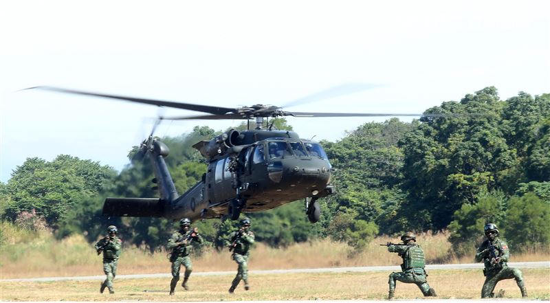 UH-60M黑鷹直升機正式加入國軍戰鬥序列，共同肩負起保家衛國的光榮使命。。（記者邱榮吉/台中拍攝）