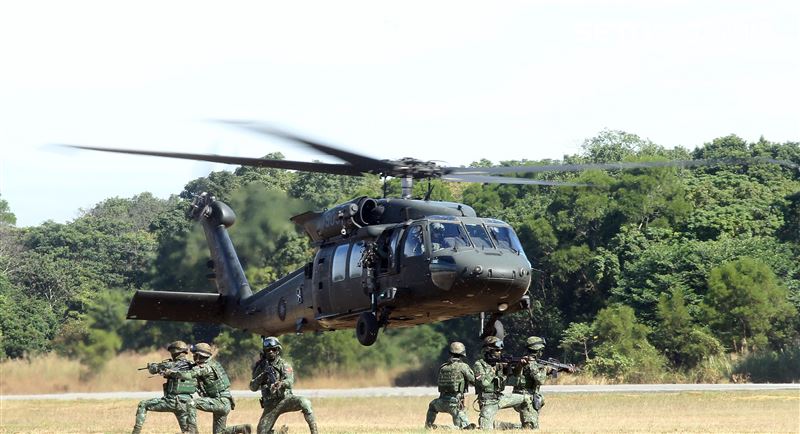 UH-60M黑鷹直升機正式加入國軍戰鬥序列，共同肩負起保家衛國的光榮使命。。（記者邱榮吉/台中拍攝）