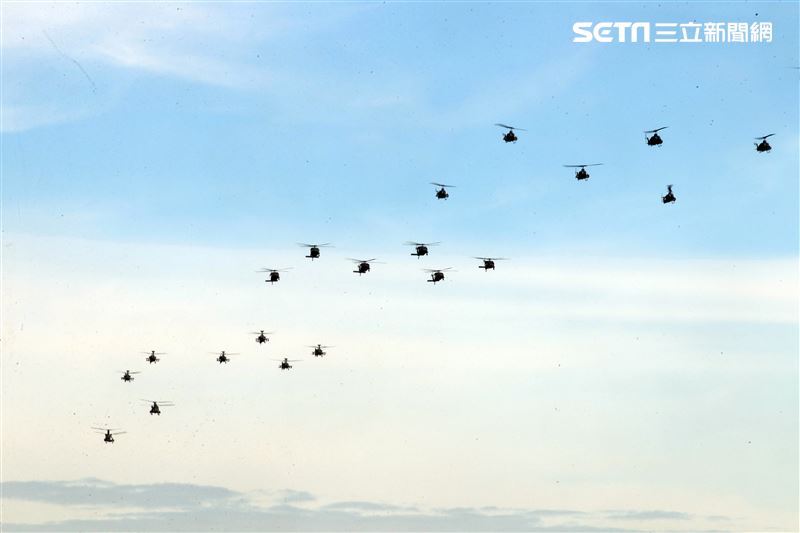 陸軍航特部各式直升機種實施空中分列式。（記者邱榮吉/台中拍攝）