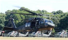 UH-60M黑鷹直升機正式加入國軍戰鬥序列，共同肩負起保家衛國的光榮使命。。（記者邱榮吉/台中拍攝）