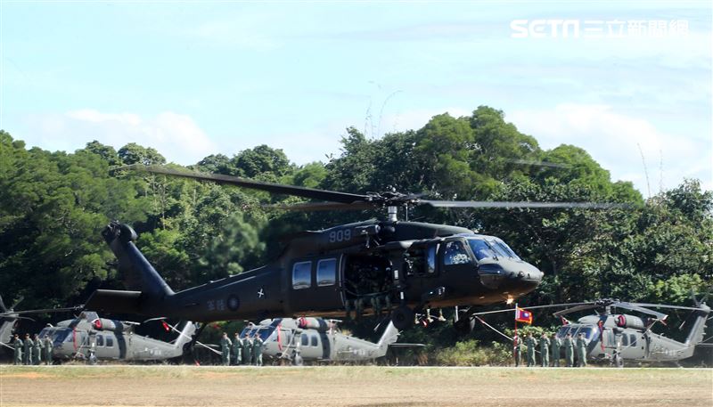 UH-60M黑鷹直升機正式加入國軍戰鬥序列，共同肩負起保家衛國的光榮使命。。（記者邱榮吉/台中拍攝）